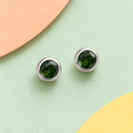 K1032: one pair of 4 mm round chrome diopside ear studs in 925 sterling silver.